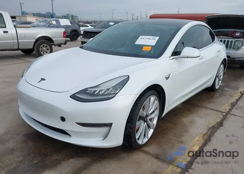 2018 Tesla Model 3 Long Range/Performance z USA, uszkodzony, nr VIN 5YJ3E1EB3JF074630